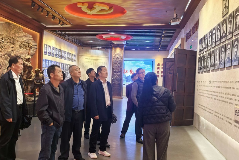 6在纪念馆参观